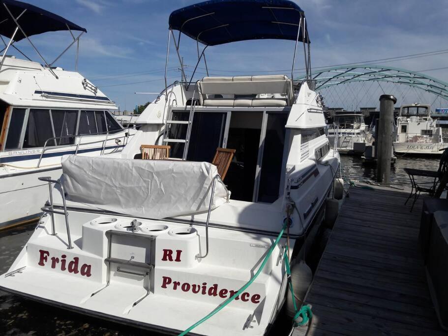 Yacht Stay Providence Marina Екстер'єр фото