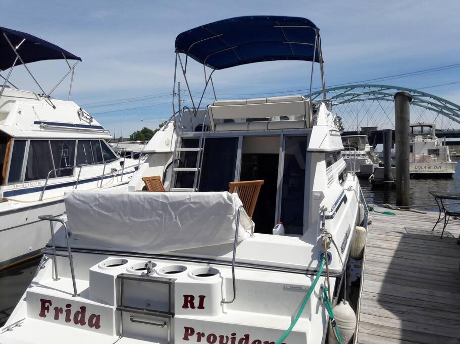 Yacht Stay Providence Marina Екстер'єр фото